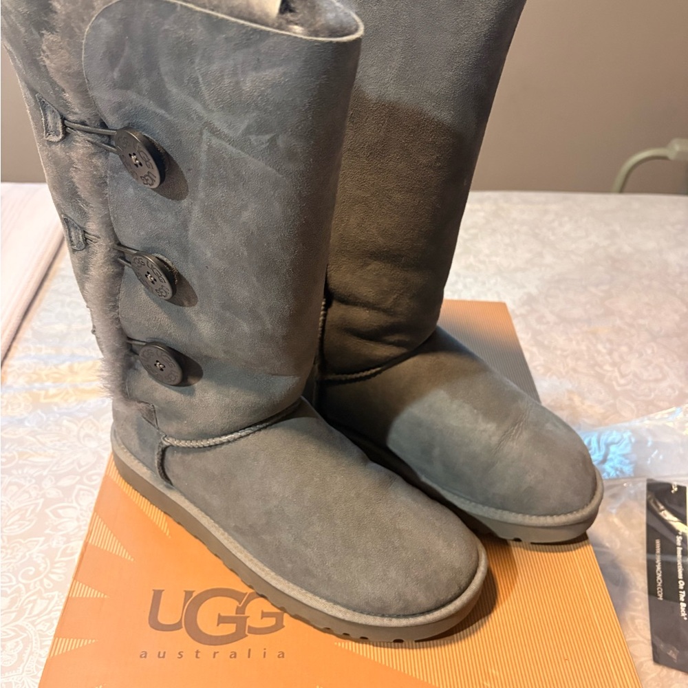UGG Grey Bailey Boots Sz 9 EUC